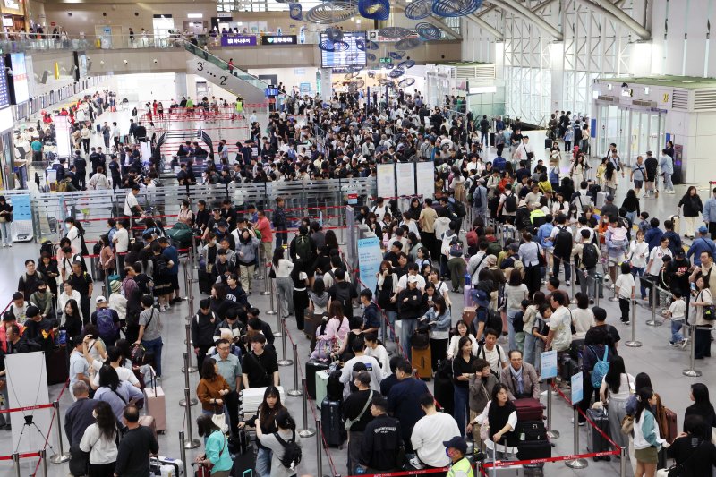 [부산=뉴시스] 하경민 기자 = 추석 연휴를 앞둔 2일 부산 강서구 김해국제공항 국제선 청사에서 해외여행을 떠나는 시민들이 출국 수속을 하고 있다. 이번 추석 연휴 기간(2~12일) 전국 15개 공항 이용객은 역대 명절 연휴 최대인 약 526만명에 달할 것으로 전망됐다. 인천공항이 245만명, 김포·김해·제주 등 14개 공항이 281만명(국내선 206만명, 국제선 75만명)으로 예상됐다. 한국공항공사는 국제선 출발 2시간 전까지 공항 도착을 권고했다. 2025.10.02. yulnetphoto@newsis.com