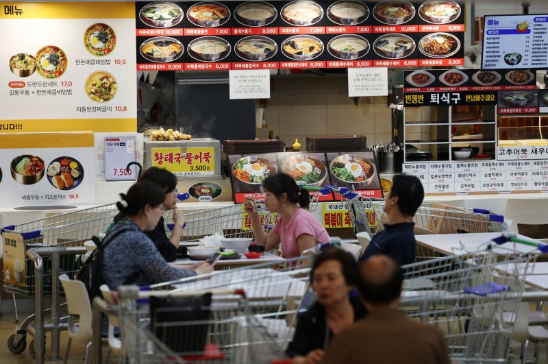 [서울=뉴시스] 조성우 기자 = 서울 한 대형마트에 장을 보러 온 시민들이 음식점에서 식사를 하고 있다. 2025.06.25. xconfind@newsis.com