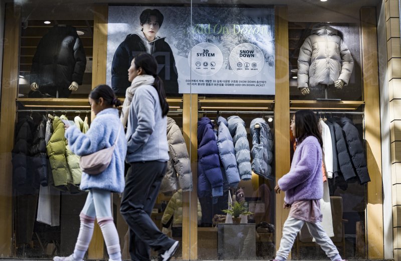 [서울=뉴시스] 김근수 기자 = 초겨울 날씨가 계속되는 10일 오후 서울 명동거리의 한 옷가게 쇼윈도우에 겨울용 패딩이 판매되고 있다. 2025.11.10. ks@newsis.com