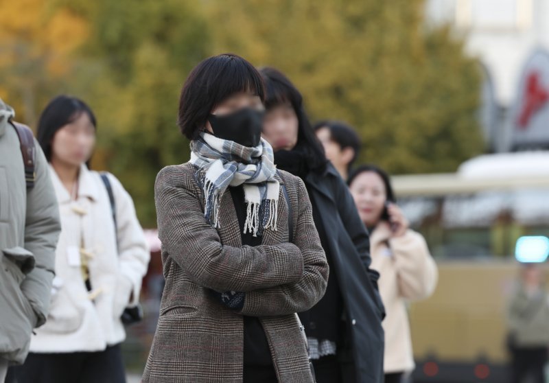 [서울=뉴시스] 김근수 기자 = 추운 아침 날씨를 보인 10일 오전 서울 종로구 광화문사거리에서 시민들이 몸을 움츠린 채 출근길을 재촉하고 있다. 2025.11.10. ks@newsis.com