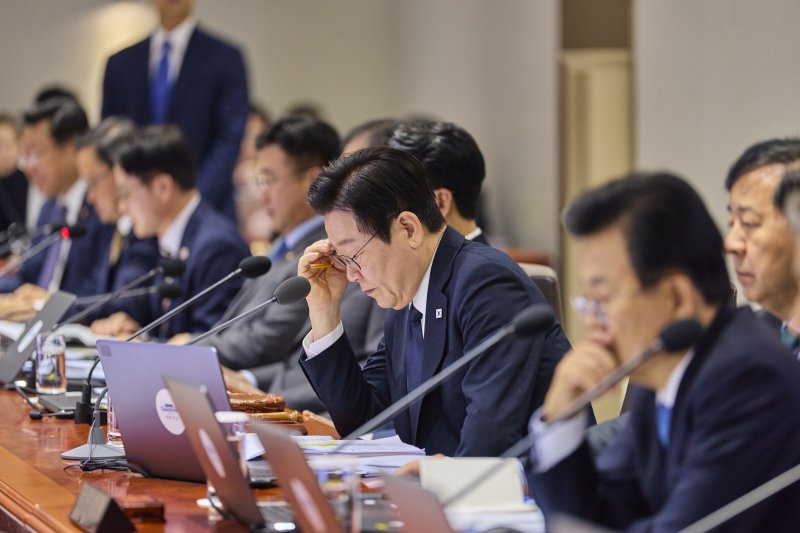 이재명 대통령이 4일 서울 용산 대통령실 청사에서 열린 국무회의에서 자료를 살펴보고 있다. 뉴스1
