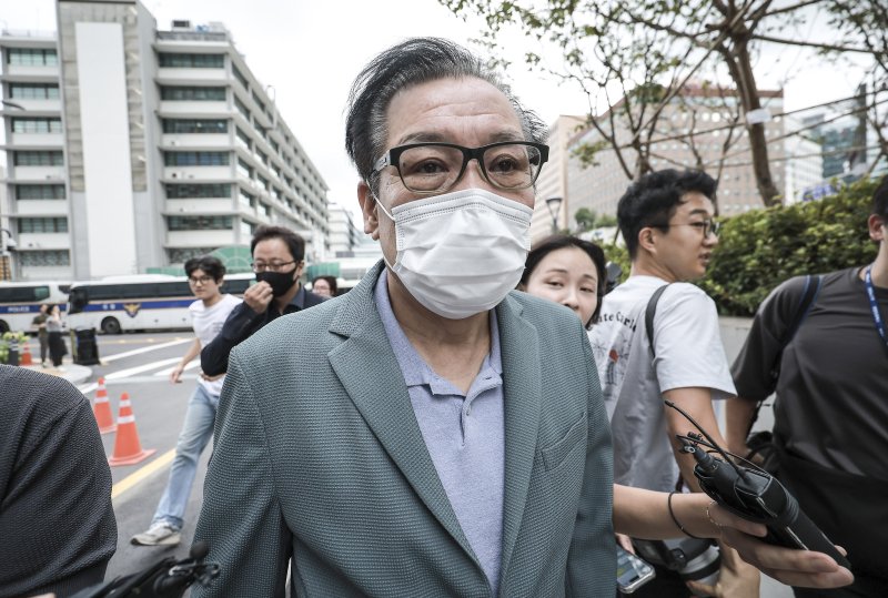 [서울=뉴시스] 정병혁 기자 =건진법사 전성배씨가 21일 서울 종로구 KT광화문빌딩 웨스트에 마련된 김건희 특검 사무실에 출석하고 있다. 건진법사 전성배씨가 21일 예정된 구속 전 피의자 심문(영장실질심사)에 출석하지 않겠다고 밝혔다. 2025.08.21. jhope@newsis.com