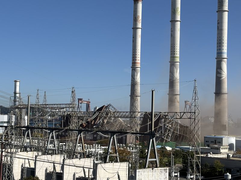 무너진 5호기 타워 양옆의 4·6호기 발파 이후 모습. 사진=최수상 기자