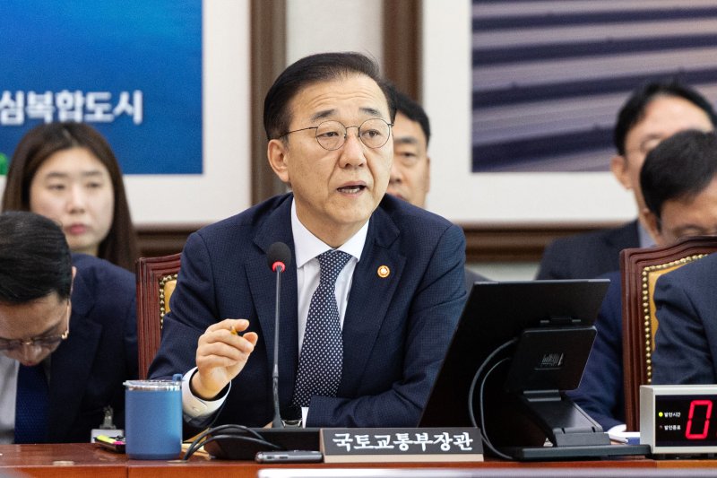 김윤덕 국토교통부 장관이 11일 서울 여의도 국회에서 열린 제429회국회(정기회) 국토교통위원회 제5차 전체회의에 출석해 의원 질의에 답변하고 있다. 뉴스1