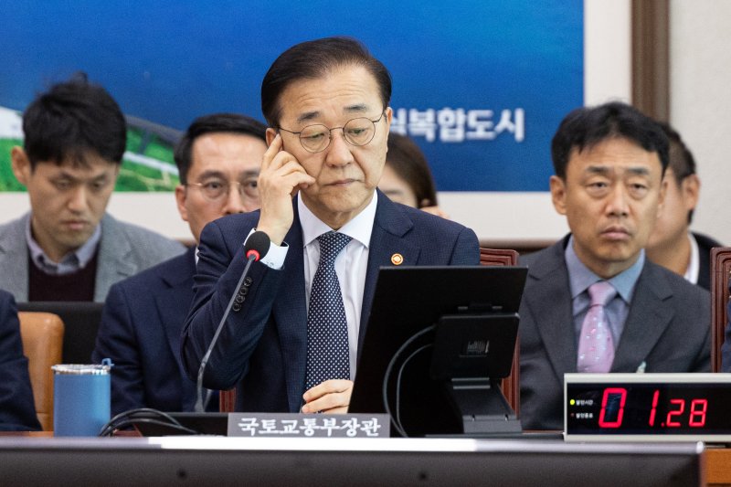 김윤덕 국토교통부 장관이 11일 서울 여의도 국회에서 열린 제429회국회(정기회) 국토교통위원회 제5차 전체회의에 출석해 의원 질의를 듣고 있다. 뉴스1