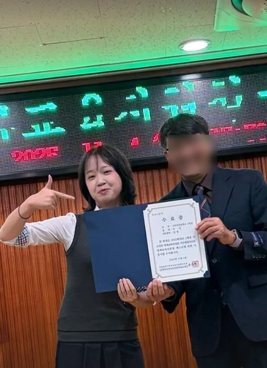[서울=뉴시스] tvN 드라마 '응답하라 1988'에서 진주 역으로 사랑을 받은 아역배우 김설이 영재원 수료식에서 포착됐다. (사진=김설 인스타그램 캡처) 2025.11.11. photo@newsis.com *재판매 및 DB 금지