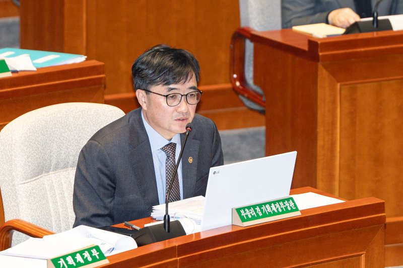 임기근 기획재정부 제2차관이 11일 서울 여의도 국회에서 열린 제429회국회(정기회) 예산결산특별위원회 제6차 전체회의에 출석해 의원 질의에 답변하고 있다. 뉴스1