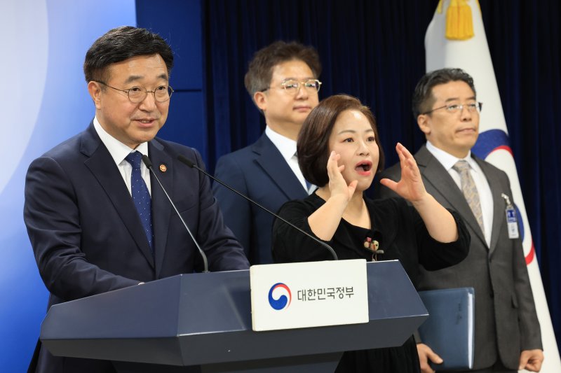 윤호중 행정안전부 장관이 11일 서울 종로구 정부서울청사에서 미성년자 약취·유인 방지를 위한 어린이 등하굣길 안전확보 종합대책 합동브리핑을 하고 있다. 뉴스1