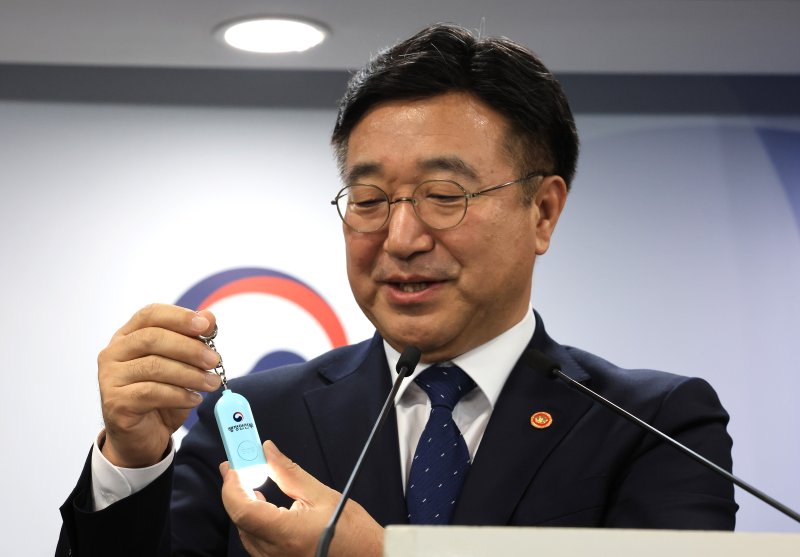 윤호중 행정안전부 장관이 지난 11일 서울 종로구 정부서울청사에서 열린 미성년자 약취·유인 방지를 위한 어린이 등하굣길 안전확보 종합대책 합동브리핑에서 호신용 경보기를 시연하고 있다. 뉴스1