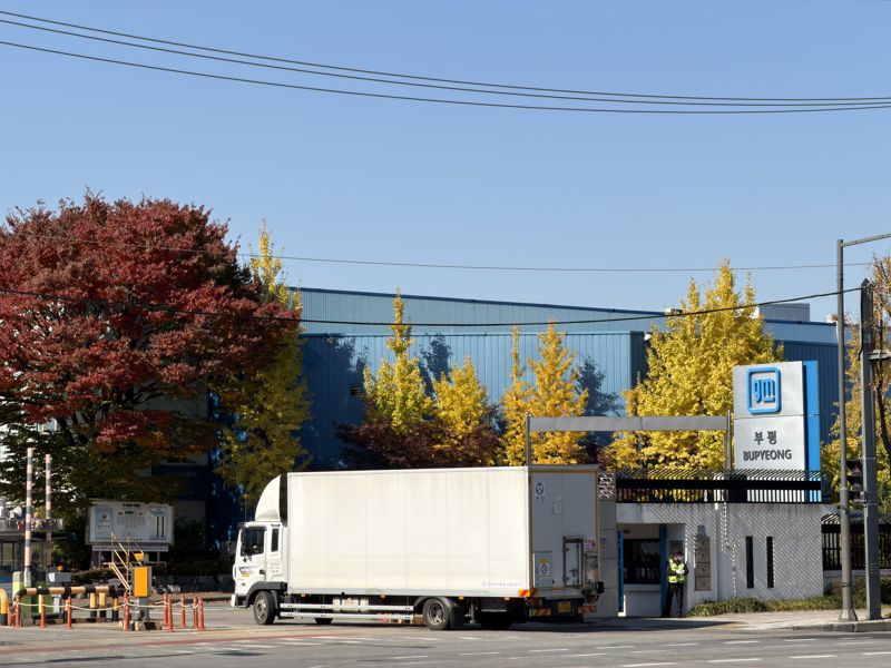 지난 3일 한국GM 부평공장 정문에 트럭이 들어가고 있다. 정원일 기자