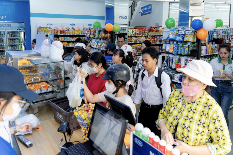 GS25의 베트남 내 특화매장인 'GS25버쥐링-고콩점'에서 현지 고객들이 상품을 구매하고 있다. GS리테일 제공