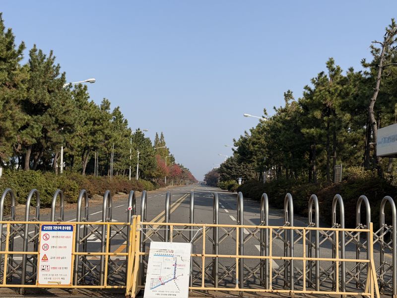 5일 한국GM 군산공장이었던 명신 공장 정문이 페쇄돼 있는 모습. 내부 인기척을 느낄 수 없었다. 정원일 기자