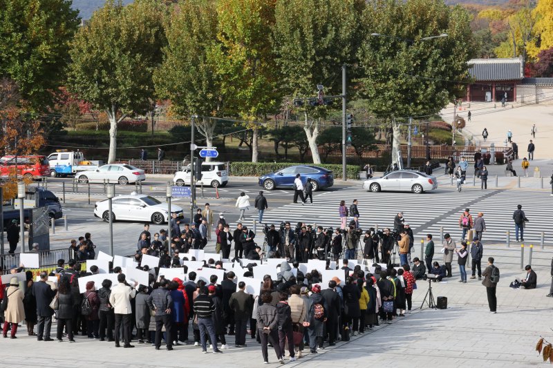 세운4구역 토지주들이 11일 서울 종로구 다시세운광장에서 국가유산청이 유네스코 세계유산인 종묘 인근 세운4구역 재개발 사업에 문제를 제기한 데 대해 국가유산청이 재개발을 불가능하게 한다면 부당한 행정 행위에 대한 책임을 물어 손해배상·직권남용 등 민형사상의 책임을 물을 것"이라며 기자회견을 하고 있다. /사진=뉴스1
