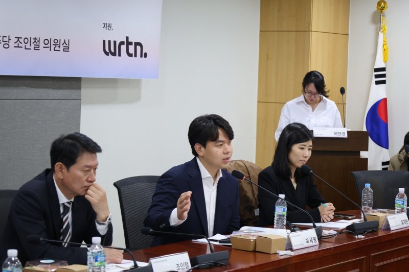 11일 국회 의원회관에서 조인철 더불어민주당 의원이 주재한 'K-인공지능(AI) 리터러시 미래교육포럼'에서 발표를 진행하는 이세영 뤼튼데크놀로지스 대표.(뤼튼 제공)