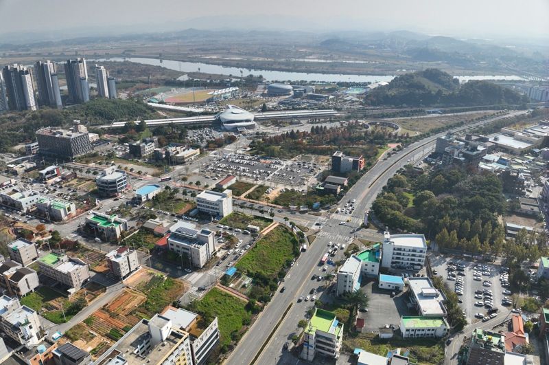 전남 나주시가 KTX 나주역 일대를 교통, 상권, 문화, 숙박, 컨벤션이 어우러진 미래형 복합도시 거점으로 조성하는 나주역세권 개발 사업을 본격 추진한다. 사진은 나주역 일대 전경. 나주시 제공