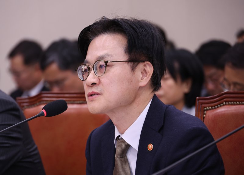 김정관 산업통상부 장관이 지난 11일 서울 여의도 국회에서 열린 산업통상자원중소벤처기업위원회 전체회의에서 미국과의 통상·안보 합의 팩트시트 관련 의원질의에 답변을 하고 있다. 뉴시스