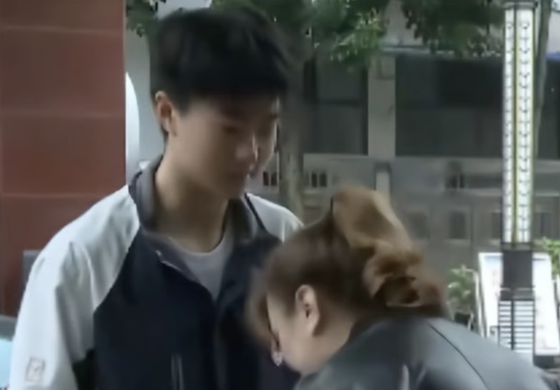 중국에서 속옷 차림으로 화재 속 노부부를 구한 학생에게 노부부의 딸이 감사의 인사를 전하고 있는 모습. /사진=SCMP 캡처