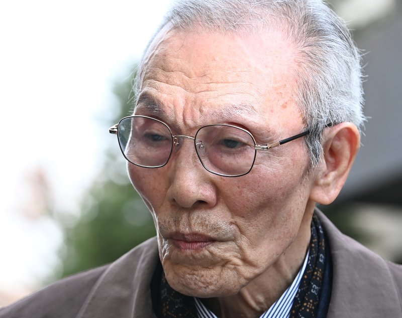 ‘오영수 강제추행 무죄’ 판결에 안희정 피해자 분노, 왜?