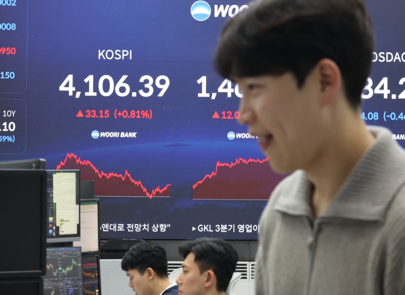 코스피가 33.15p(0.81%) 오른 4106.39에 거래를 마친 11일 서울 중구 우리은행 본점 딜링룸에서 딜러들이 대화하고 있다. 2025.11.11 /연합뉴스