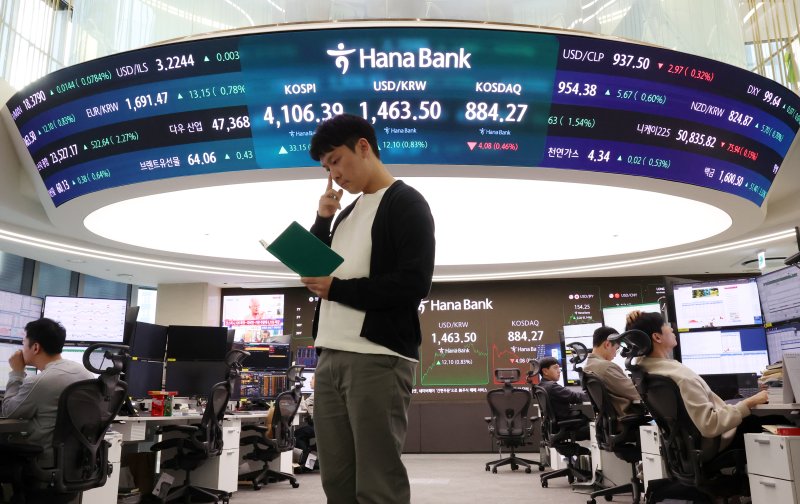 11일 오후 서울 중구 하나은행 딜링룸 전광판에 지수가 표시되고 있다. /사진=뉴시스