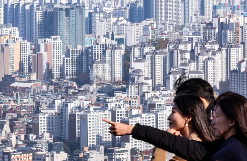 서울 남산에서 바라본 아파트 단지 모습. 뉴스1