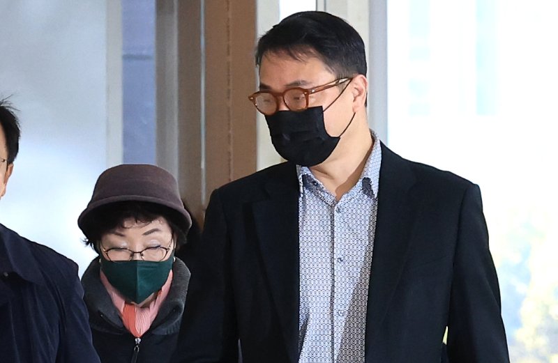 윤석열 전 대통령의 부인 김건희 여사의 모친 최은순씨와 오빠 김진우씨가 11일 오전 서울 종로구 KT광화문빌딩 웨스트에 마련된 김건희특검 사무실에 피의자 신분으로 출석하고 있다. 2025.11.11/뉴스1 ⓒ News1 임세영 기자