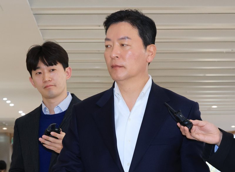 김성훈 전 대통령경호처 차장이 11일 오전 서울 종로구 KT광화문빌딩 웨스트에 마련된 김건희특검 사무실에 피의자 신분으로 출석하고 있다. 2025.11.11/뉴스1 ⓒ News1 임세영 기자