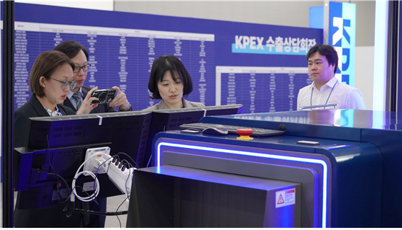 지난달 22일 인천 송도에서 열린 '2025 국제치안산업대전(KOREA POLICE WORLD EXPO 2025)' 행사장에 전시된 ㈜에이리스의 보안 X-레이 검색기를 관람객들이 살펴보고 있다. 에이리스 제공