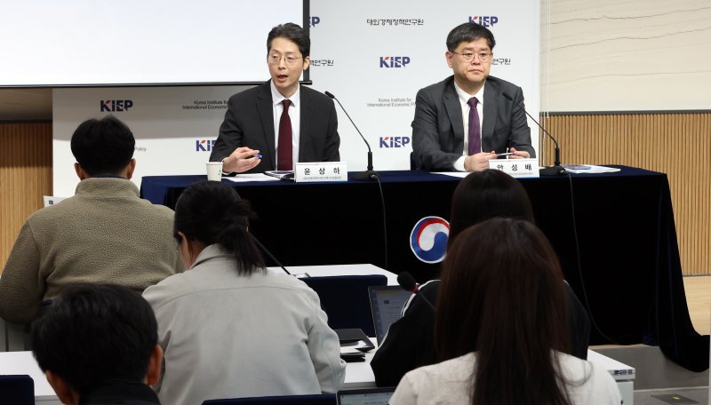 [세종=뉴시스] 강종민 기자 = 윤상하 대외경제정책연구원(KIEP) 국제거시금융실장이 11일 세종시 정부세종청사에서 2026년 세계경제 성장률은 3.0%로 전망된다고 밝히고 있다. 2025.11.11. ppkjm@newsis.com