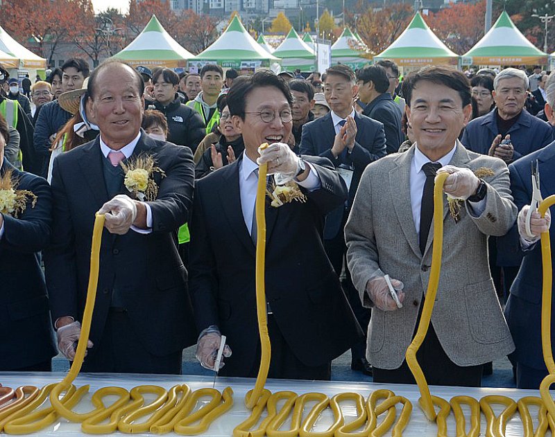 제30회 농업인의 날 국가기념식이 11일 오후 원주에서 김민석 국무총리와 김진태 강원도지사, 원강수 원주시장 등이 참석한 가운데 열렸다. 뉴스1