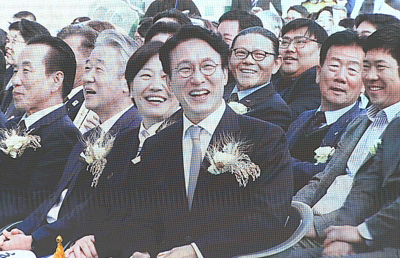 [원주=뉴시스] 이덕화 기자 = 11일 '제30회 농업인의 날 국가기념식'이 강원 원주시 댄싱공연장에서 열린 가운데 원강수 원주시장이 환영사를 통해 "차담 자리에서 총리가 농업인 기념관 건립을 약속해 주셨다"며 참가자들에게 박수를 유도하자 김민석 총리가 환하게 웃고 있다. 2025.11.11. wonder8768@newsis.com