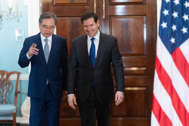 조현 외교부 장관(왼쪽)이 지난해 8월 1일(현지 시간) 미국 워싱턴DC 국무부에서 마코 루비오 국무부 장관과 대화하고 있다. AP뉴시스