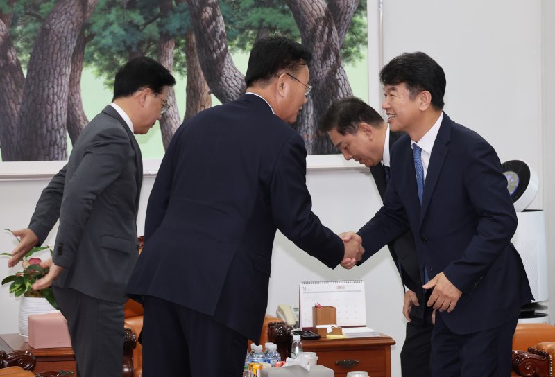 더불어민주당 김병기 원내대표와 문진석 원내수석부대표, 국민의힘 송언석 원내대표와 유상범 원내수석부대표가 11일 서울 여의도 국회에서 만나 대화하고 있다. 연합뉴스