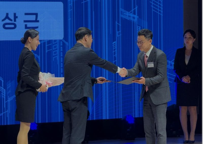 안상근 니소스씨앤디 대표(오른쪽)가 '제10회 부동산산업의 날' 기념식에서 국토교통부 장관상을 수상하고 있다. 니소스씨앤디 제공