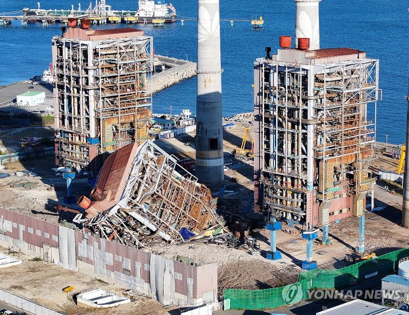 발파 해체 앞둔 울산화력 보일러타워 (출처=연합뉴스)
