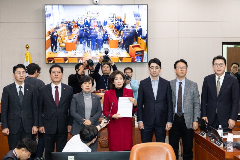 나경원 국민의힘 의원을 비롯한 법사위원들이 11일 국회에서 열린 제429회국회(정기회) 법제사법위원회 제13차 전체회의 정회 후 대장동 사건 항소 포기 관련 현안질의 및 증인 채택 등에 대해 입장을 밝히고 있다. 뉴스1