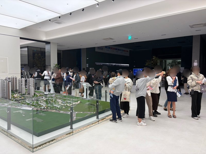 지난 7일 개관한 경기도 김포시 사우동 '풍무역세권 수자인 그라센트 1차' 견본주택 내 마련된 모형도 앞에서 수요자들이 분양 관계자의 설명을 듣고 있다. 사진=최가영 기자