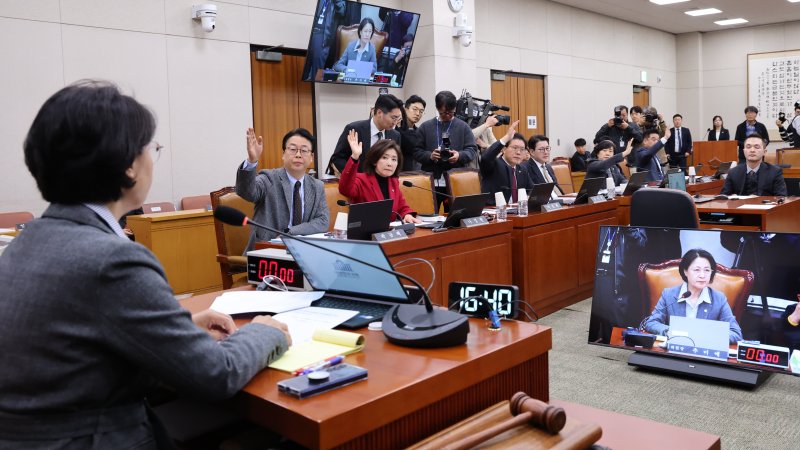 11일 서울 여의도 국회에서 열린 제429회국회(정기회) 법제사법위원회 제13차 전체회의 국민의힘 법사위원들이 의사진행 발언권을 신청하고 있다. 2025.11.11/뉴스1 ⓒ News1 이승배 기자