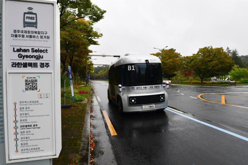 국내 연구진이 인공지능(AI) 학습까지 가능한 수준으로 개인정보 영상을 실시간 비식별화할 수 있는 기술을 연내 완성할 계획이어서 업계의 관심이 집중되고 있다. 사진은 APEC 2025 기간 운행된 자율주행 버스.뉴스1