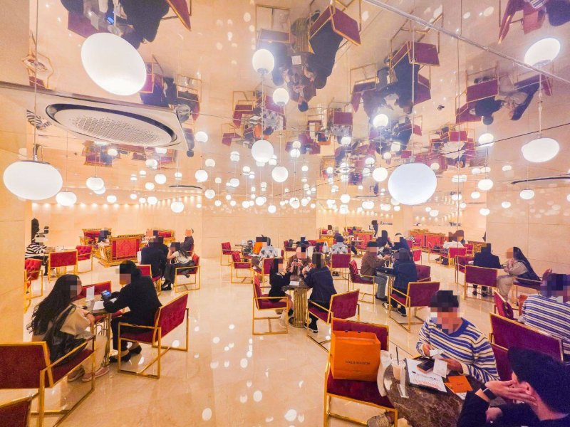 캉카스백화점 로비가 대기 중인 고객들로 붐비고 있다. *재판매 및 DB 금지