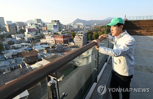 오세훈 서울시장이 지난 7일 종로구 세운상가 옥상정원을 방문해 브리핑 한 후 세운4구역 현장을 내려다보고 있다. 서울시청 제공