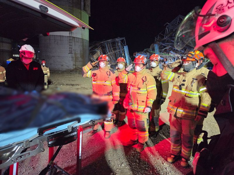 울산화력발전 붕괴 현장에서 11일 오후 10시 14분께 매몰자 7명 중 4번째 사망자의 시신이 수습됐다. 시신을 수습한 구조대원들이 병원 이송을 앞두고 고인에게 거수경례를 하고 있다. 소방청 제공