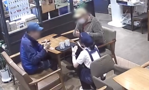 농인 고객에게 "맛있게 드세요" 손으로 인사 건넨 카페 점주