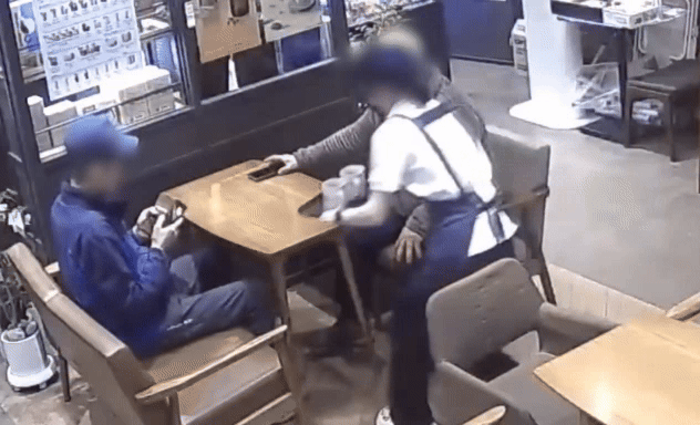 농인 고객에게 "맛있게 드세요" 손으로 인사 건넨 카페 점주