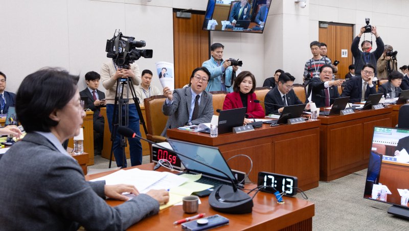 지난 11일 서울 여의도 국회에서 열린 제429회국회(정기회) 법제사법위원회 제13차 전체회의에서 국민의힘 위원들이 대장동 사건 항소 포기 관련 현안질의 및 증인 채택 등에 대해 항의하고 있다. 2025.11.11/뉴스1 ⓒ News1 이승배 기자