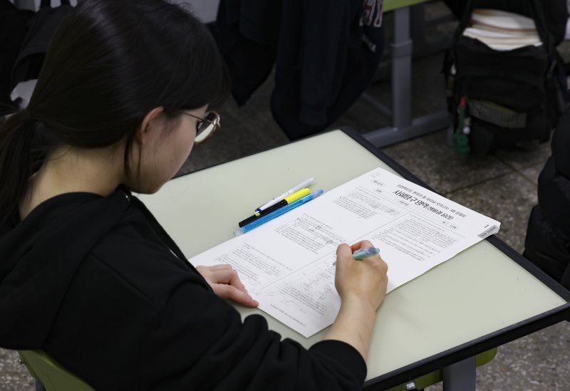 2026학년도 대학수학능력시험을 일주일 앞둔 지난 6일 서울 광진구 광남고등학교 3학년 교실에서 수험생들이 공부를 하고 있다. 뉴시스