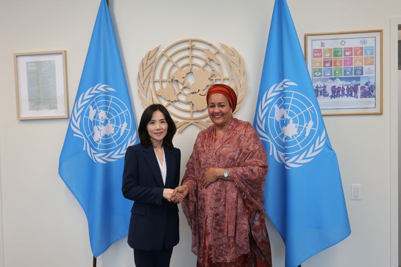 김진아 외교부 2차관(왼쪽)이 지난 10일(현지시간) 아미나 모하메드 유엔 사무부총장을 면담하고 있다. 외교부 제공