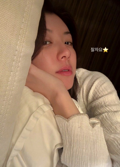 박한별, 얼짱 클래스 여전…민낯 침대 셀카도 반짝