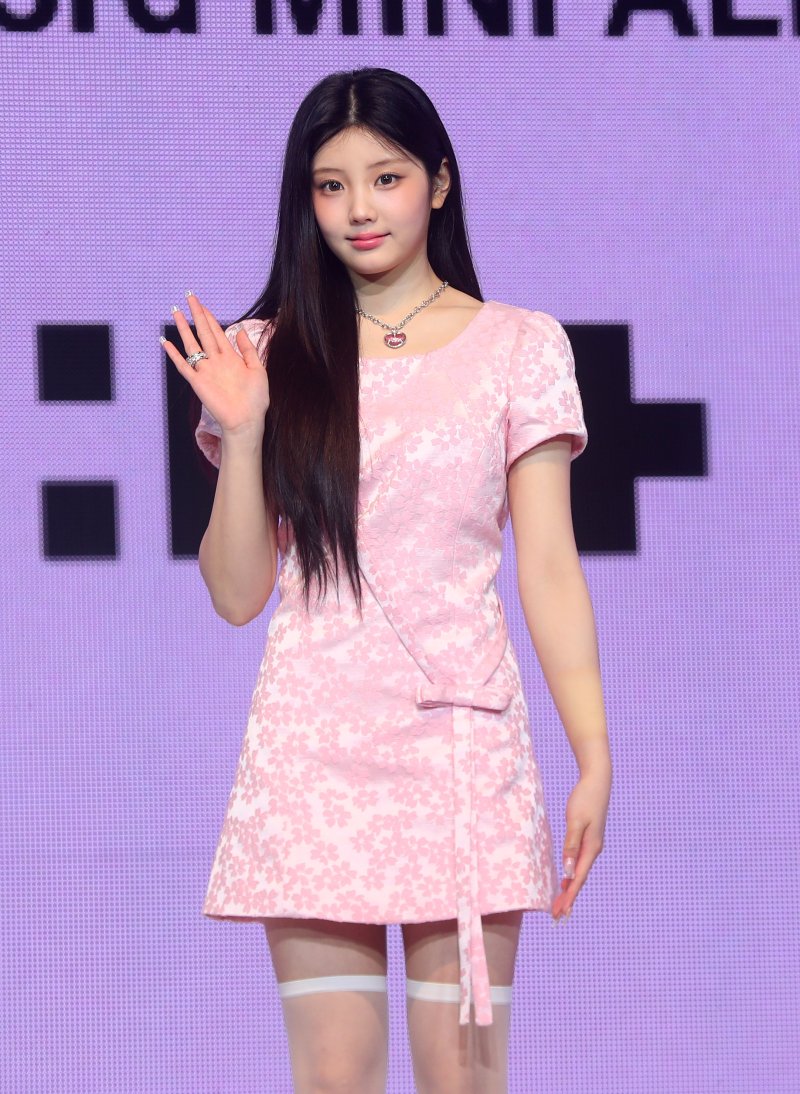 [서울=뉴시스] 김혜진 기자 = 바카라사이트 순위 아일릿(ILLIT) 원희가 16일 오후 서울 광진구 광장동 예스24라이브홀에서 열린 세 번째 미니앨범 '밤(bomb)' 발매 기념 쇼케이스에서 포즈를 취하고 있다. 2025.06.16. jini@newsis.com