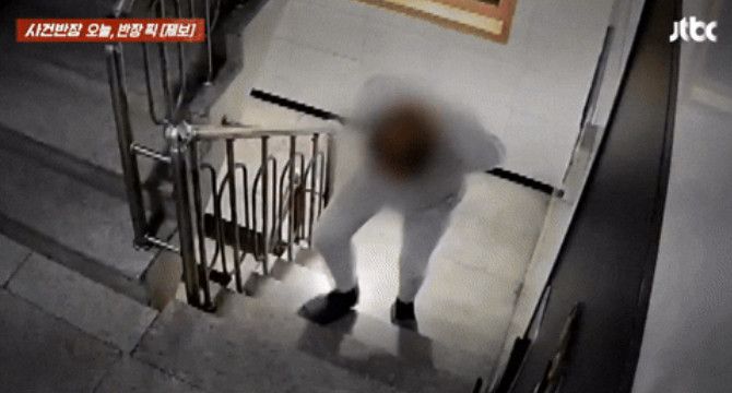 한밤 중에 손에 흉기 들고 윗집 찾아온 남성, 이유가..